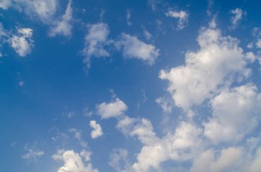 Bulutlu mavi gökyüzü