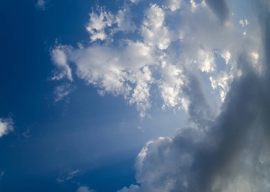 Bulutlu mavi gökyüzü