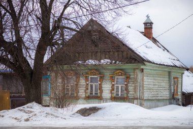 Eski Ahşap sera Russiain kış ağacının altında ülkede oyma panjurlar ile