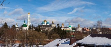 Sergiev Posad mavi gökyüzünde'nın Kilisesi kubbe. Şehir panoraması