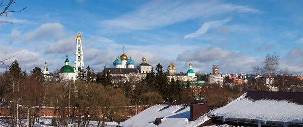 Sergiev Posad mavi gökyüzünde'nın Kilisesi kubbe. Şehir panoraması