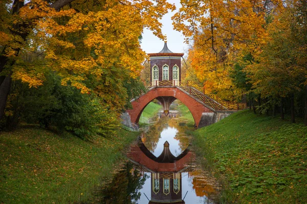  Sonbaharda park St. selo chanal köprüden Çin krestoviy