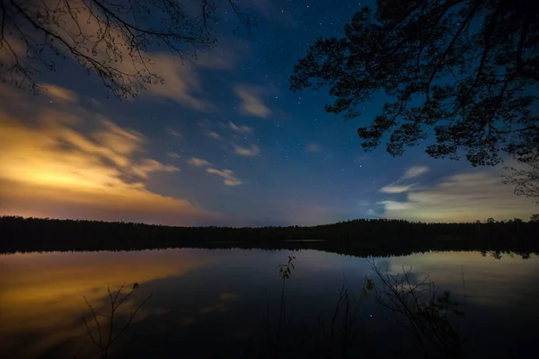 Sarı ışık ve bulutlar ve göl üzerinde yansıma sırasında hareket gecede yıldızlar. Yaz aylarında hareketi ağaçların karanlık gölgeler