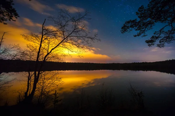 gece boyunca sarı ışık ve göl yıldızlarda yansımasıdır. Yaz aylarında ağaçların karanlık gölgeler