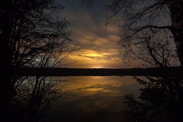 gece boyunca sarı ışık ve göl bulutlarda yıldızlarda yansımasıdır. Yaz aylarında ağaçların karanlık gölgeler