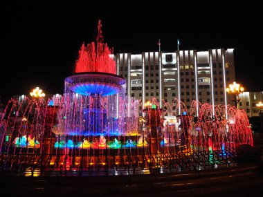 Khabarovsk Lenin meydanında Çeşme görünümünü akşam