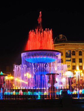 Khabarovsk Lenin meydanında Çeşme görünümünü akşam