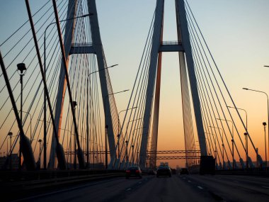 Obukhov askılı bridge St Petersburg adlı günbatımı