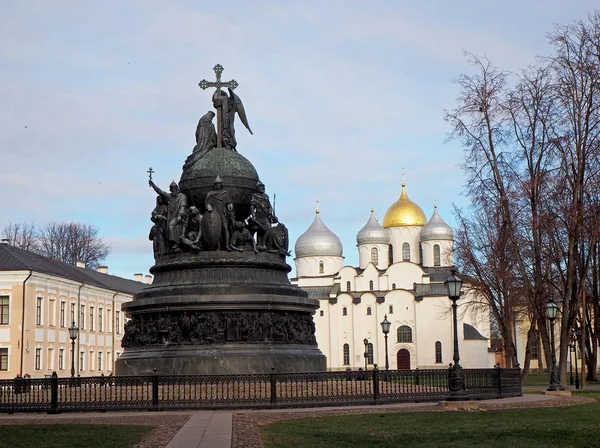 在维利基诺夫哥罗德克里姆林宫举行的俄罗斯和圣索菲亚大教堂1000周年纪念碑 — 图库照片