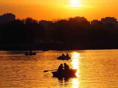 gün batımında tekne Şehir Parkı