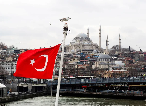 Panorama de Istambul com bandeira turca — Fotografia de Stock