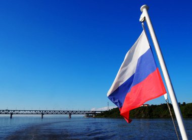 Rus bayrağı ve Amur Nehri