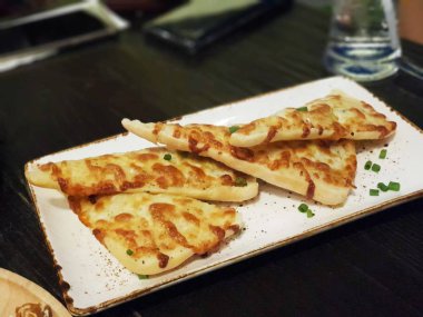 Ekmek peynir üzerinde plaka