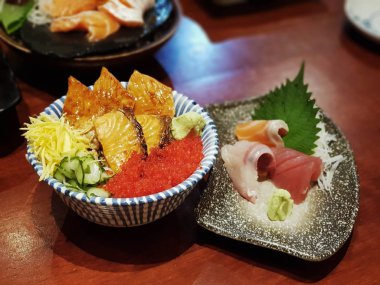 Japon gıda-sashimi somon tobiko ve wasabi ile plaka üzerinde ayarla.