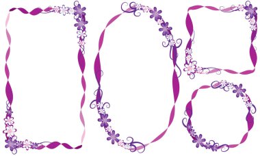 Beyaz arkaplanda pembe ve mor çiçekler