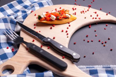 sandviç bir bıçak kesici bir tahta zemin üzerine