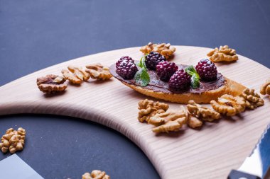 sandviç bir bıçak kesici bir tahta zemin üzerine