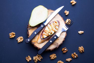 bir bıçak kesici ile bir kara tahta üzerinde sandviç