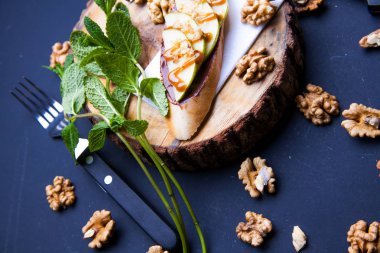 bir bıçak kesici ile bir kara tahta üzerinde sandviç