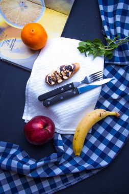 bir bıçak kesici ile bir kara tahta üzerinde sandviç