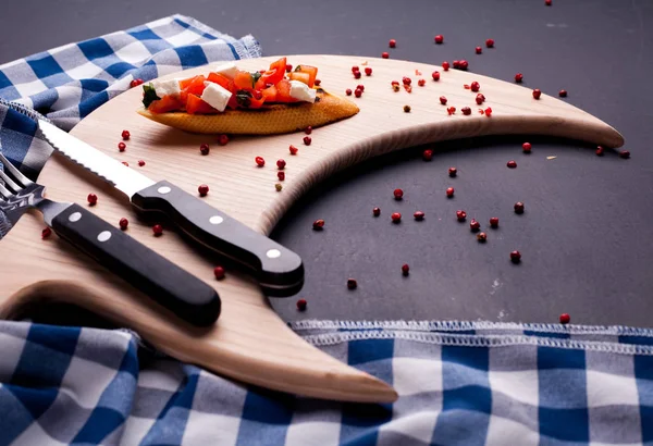 Sandwich Sur Fond Tableau Noir Avec Couteau Coupeur — Photo