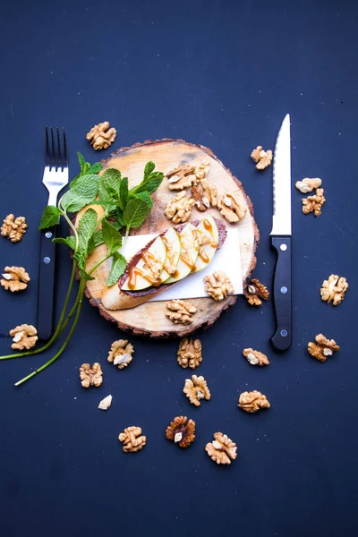 Sándwich en una pizarra con un cortador de cuchillos — Foto de Stock