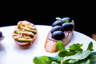 bir bıçak kesici ile bir kara tahta üzerinde sandviç