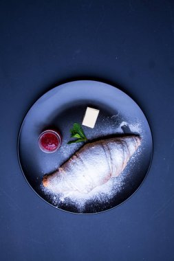 Taze kruvasan ve tereyağı ve bal ile servis edilen kahve ile lezzetli kahvaltı.