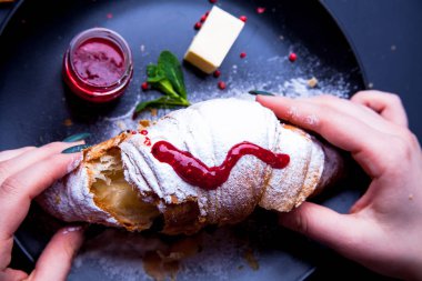 Taze kruvasan ve tereyağı ve bal ile servis edilen kahve ile lezzetli kahvaltı.