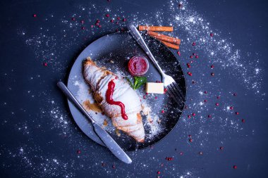 Taze kruvasan ve tereyağı ve bal ile servis edilen kahve ile lezzetli kahvaltı.