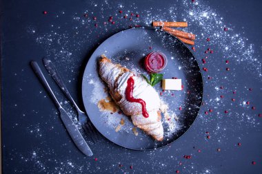 Taze kruvasan ve tereyağı ve bal ile servis edilen kahve ile lezzetli kahvaltı.