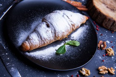 Taze kruvasan ve tereyağı ve bal ile servis edilen kahve ile lezzetli kahvaltı.