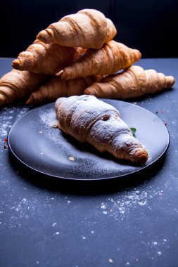 Taze kruvasan ve tereyağı ve bal ile servis edilen kahve ile lezzetli kahvaltı.