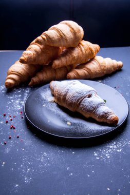 Taze kruvasan ve tereyağı ve bal ile servis edilen kahve ile lezzetli kahvaltı.