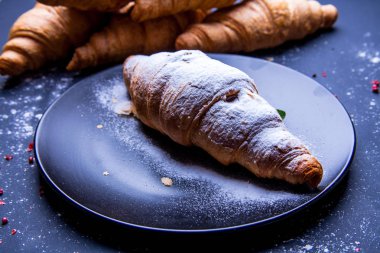 Taze kruvasan ve tereyağı ve bal ile servis edilen kahve ile lezzetli kahvaltı.