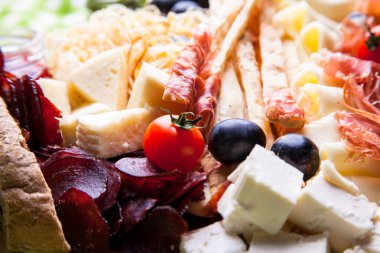 Bira için çerez, peynir, et, sos, peynir.