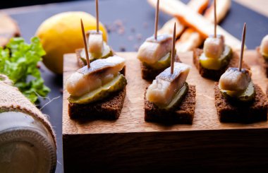 Koyu taş arka plan üzerinde baharat ile füme uskumru balık ile Sandviç. Füme balık, akdeniz gıda, ringa balığı, deniz ürünleri, seçici odak