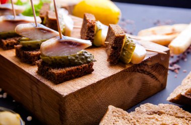 Koyu taş arka plan üzerinde baharat ile füme uskumru balık ile Sandviç. Füme balık, akdeniz gıda, ringa balığı, deniz ürünleri, seçici odak