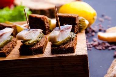 Koyu taş arka plan üzerinde baharat ile füme uskumru balık ile Sandviç. Füme balık, akdeniz gıda, ringa balığı, deniz ürünleri, seçici odak