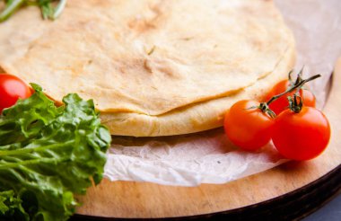 Masa arkasındaki tahta tahtada taze Avustralya eti mini turtası, fotokopi alanı, üst görünümü, kırsal tarzı olan yakın plan.