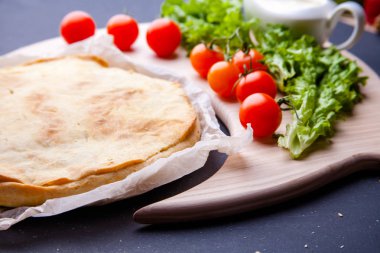 Masa arkasındaki tahta tahtada taze Avustralya eti mini turtası, fotokopi alanı, üst görünümü, kırsal tarzı olan yakın plan.