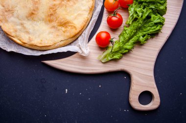 Masa arkasındaki tahta tahtada taze Avustralya eti mini turtası, fotokopi alanı, üst görünümü, kırsal tarzı olan yakın plan.