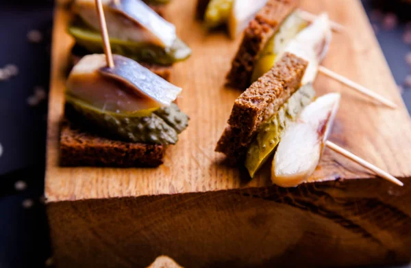 Koyu taş arka plan üzerinde baharat ile füme uskumru balık ile Sandviç. Füme balık, akdeniz gıda, ringa balığı, deniz ürünleri, seçici odak