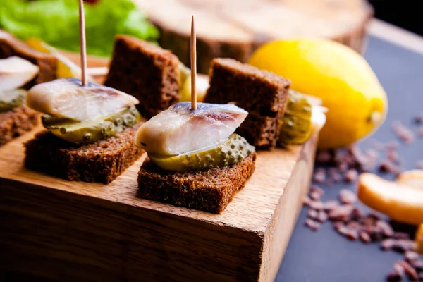 Koyu taş arka plan üzerinde baharat ile füme uskumru balık ile Sandviç. Füme balık, akdeniz gıda, ringa balığı, deniz ürünleri, seçici odak