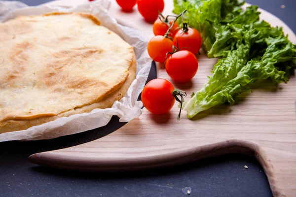 Torta de carne australiana tradicional fresca no tabuleiro de madeira no fundo da mesa, close-up com espaço de cópia, vista superior, estilo rústico — Fotografia de Stock