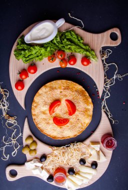 Masa arkasındaki tahta tahtada taze Avustralya eti mini turtası, fotokopi alanı, üst görünümü, kırsal tarzı olan yakın plan.