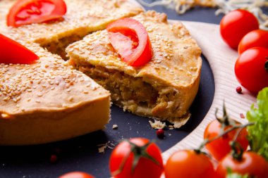 Masa arkasındaki tahta tahtada taze Avustralya eti mini turtası, fotokopi alanı, üst görünümü, kırsal tarzı olan yakın plan.