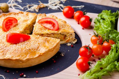 Masa arkasındaki tahta tahtada taze Avustralya eti mini turtası, fotokopi alanı, üst görünümü, kırsal tarzı olan yakın plan.