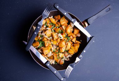 Kızartma tavasında kızartılmış et. Kopyalama alanı olan üst görünüm