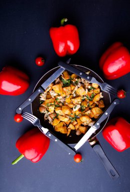 Kızartma tavasında kızartılmış et. Kopyalama alanı olan üst görünüm